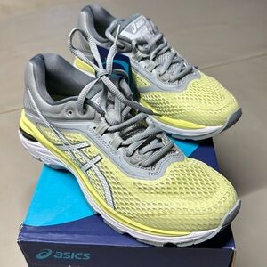 Ladies ASICS GT-2000 6 Tennis Shoes
Pale yellow and gray trim